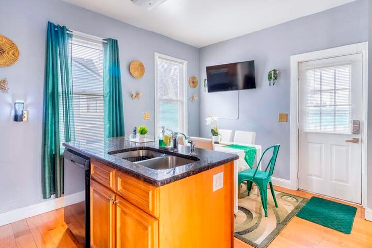 The Tremont Emerald - By Christmas Story House - Historic Charm & Modern Comfort Near Downtown With Parking, 300Mb Wifi & Self Check-In Cleveland Exteriör bild
