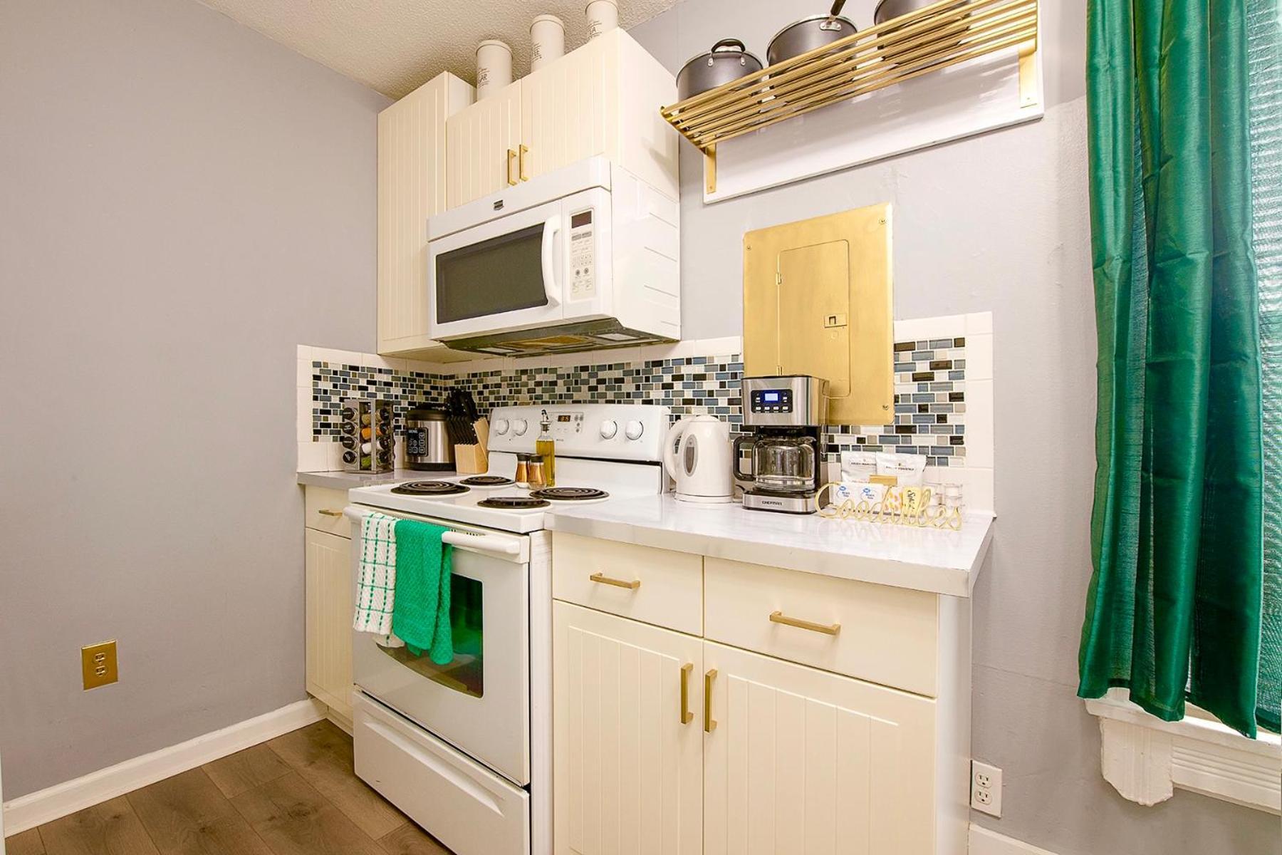 The Tremont Emerald - By Christmas Story House - Historic Charm & Modern Comfort Near Downtown With Parking, 300Mb Wifi & Self Check-In Cleveland Exteriör bild