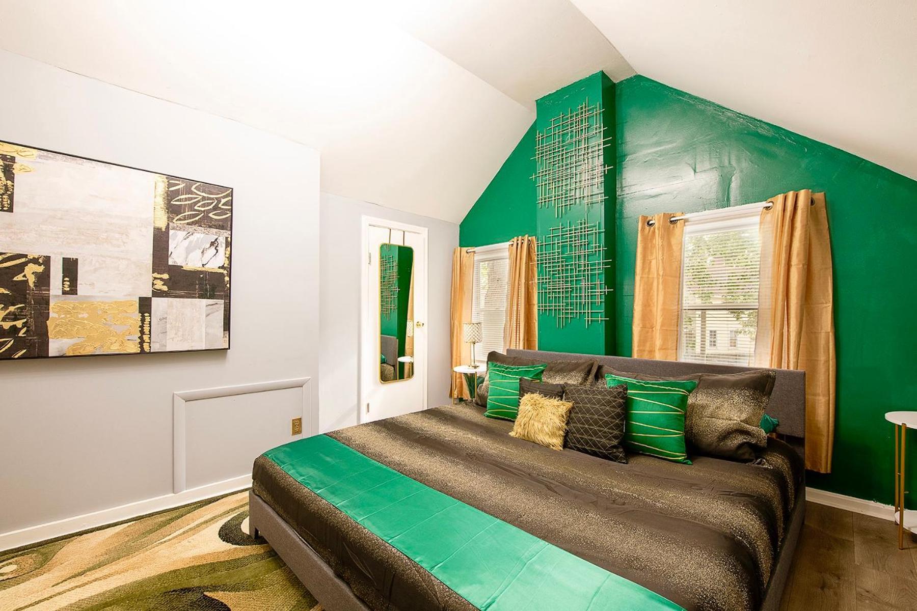 The Tremont Emerald - By Christmas Story House - Historic Charm & Modern Comfort Near Downtown With Parking, 300Mb Wifi & Self Check-In Cleveland Exteriör bild