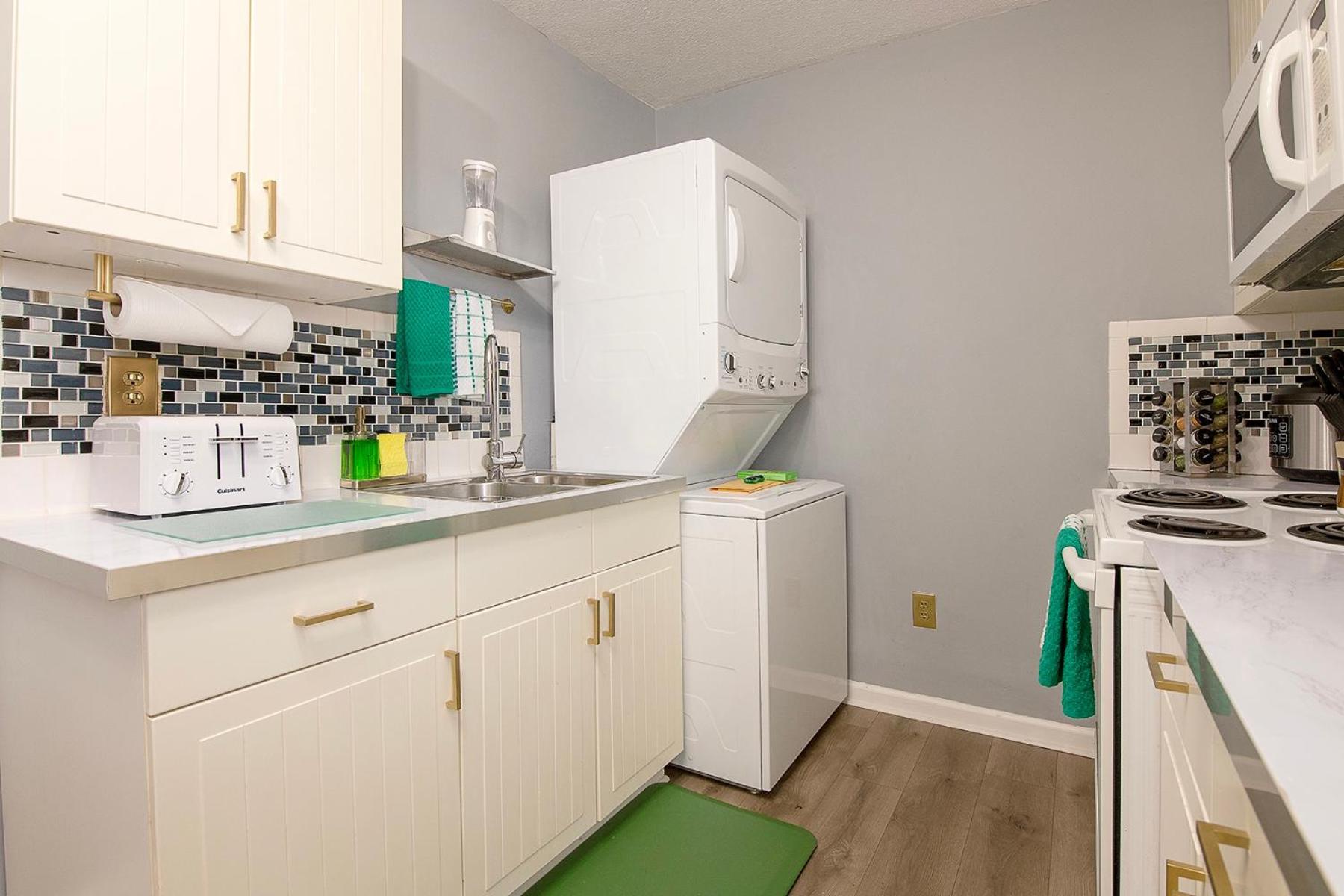 The Tremont Emerald - By Christmas Story House - Historic Charm & Modern Comfort Near Downtown With Parking, 300Mb Wifi & Self Check-In Cleveland Exteriör bild