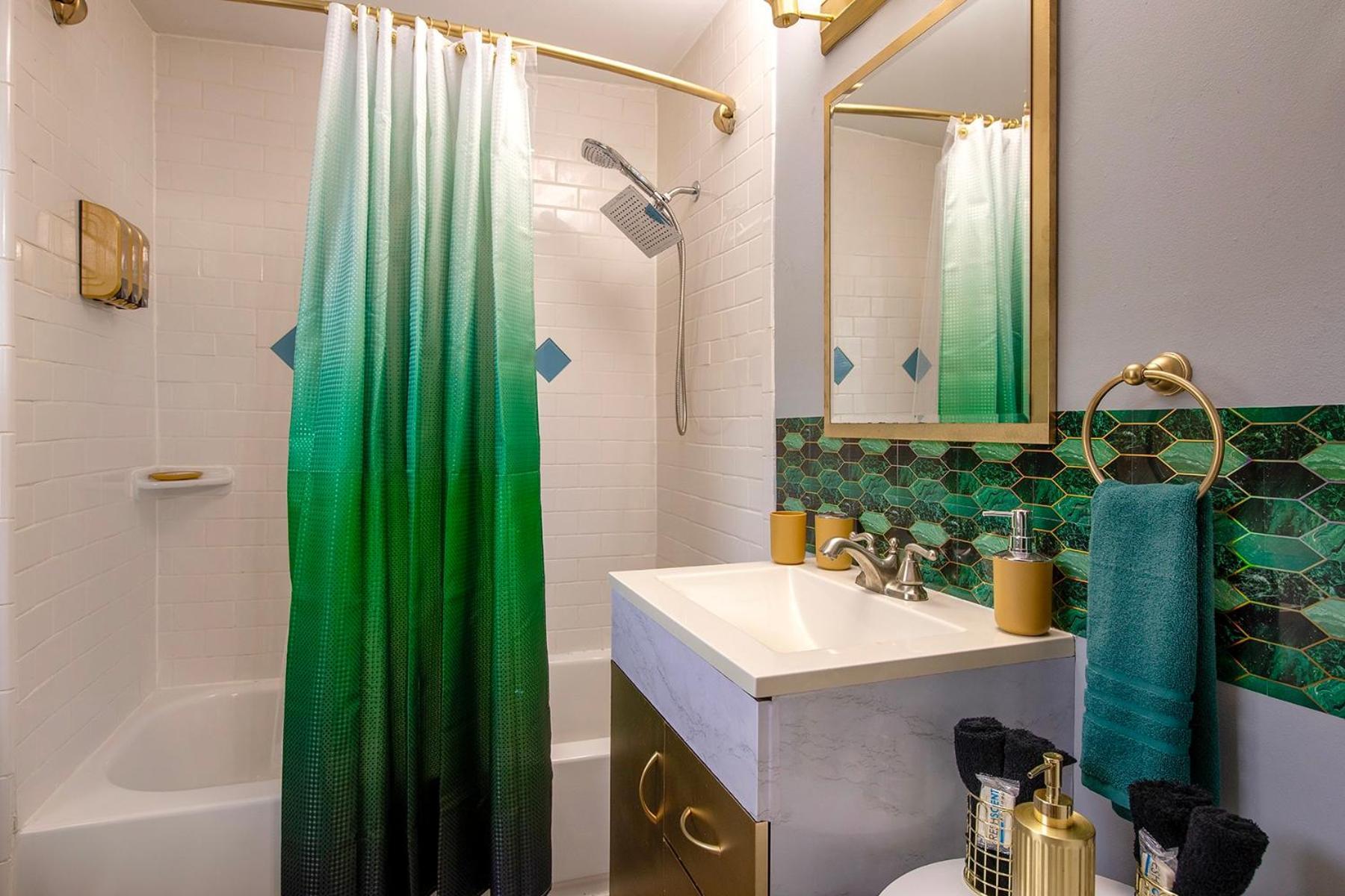 The Tremont Emerald - By Christmas Story House - Historic Charm & Modern Comfort Near Downtown With Parking, 300Mb Wifi & Self Check-In Cleveland Exteriör bild
