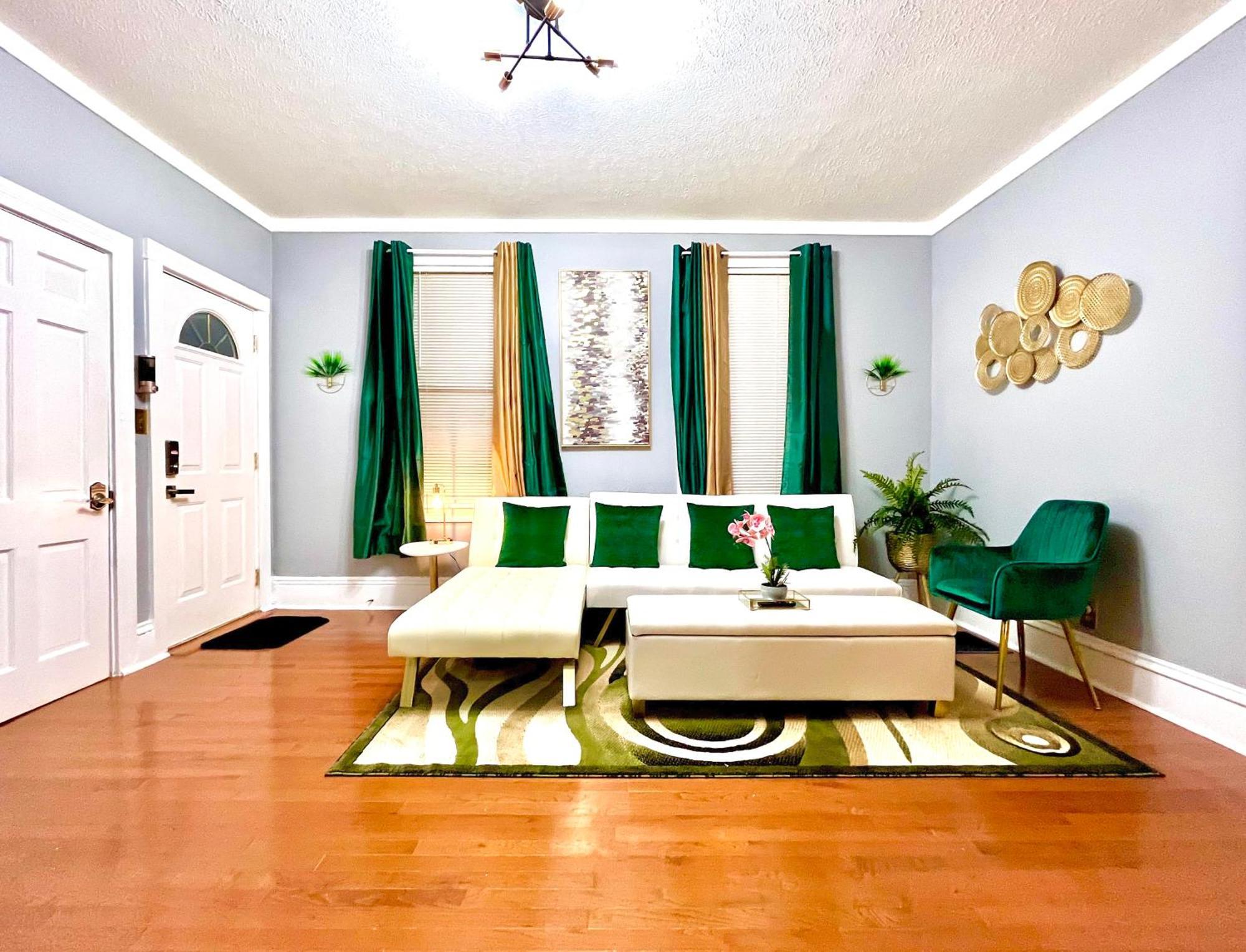 The Tremont Emerald - By Christmas Story House - Historic Charm & Modern Comfort Near Downtown With Parking, 300Mb Wifi & Self Check-In Cleveland Exteriör bild