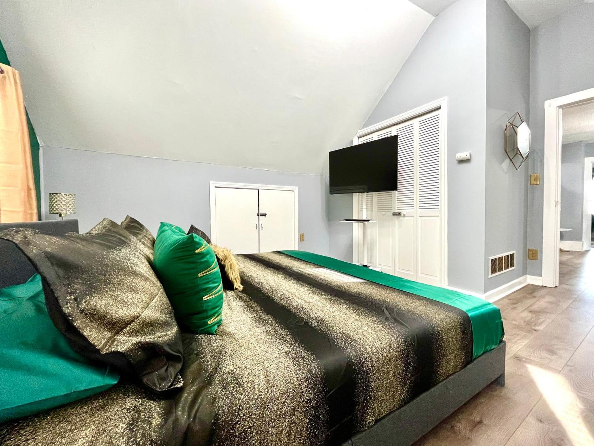 The Tremont Emerald - By Christmas Story House - Historic Charm & Modern Comfort Near Downtown With Parking, 300Mb Wifi & Self Check-In Cleveland Exteriör bild