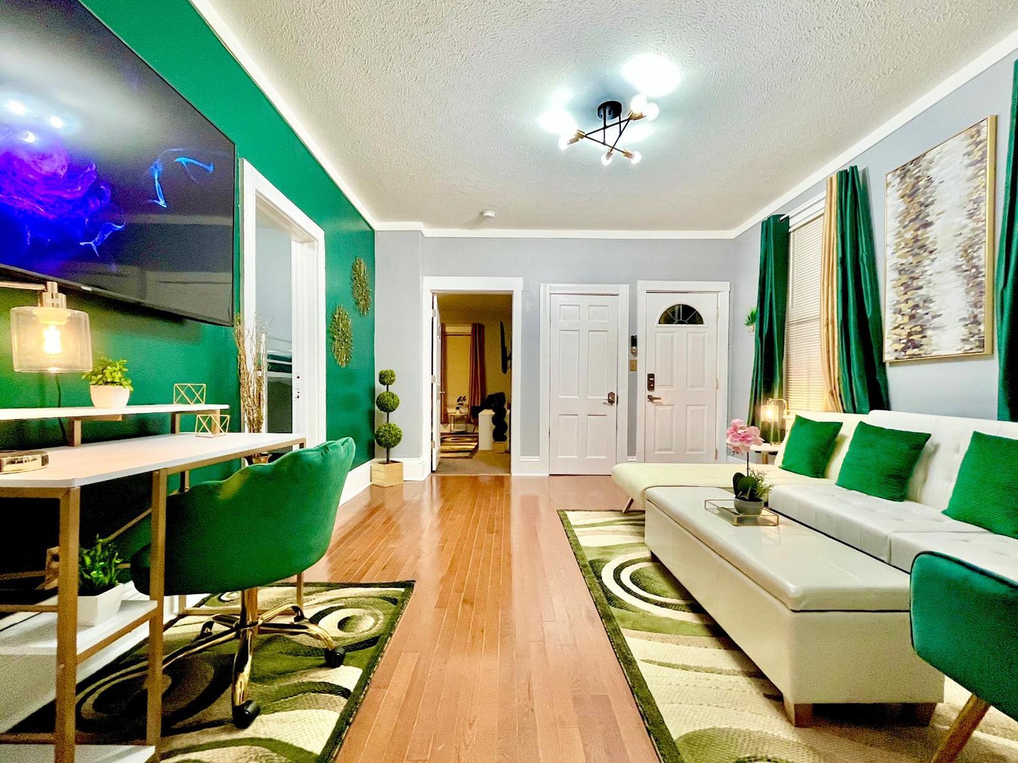 The Tremont Emerald - By Christmas Story House - Historic Charm & Modern Comfort Near Downtown With Parking, 300Mb Wifi & Self Check-In Cleveland Exteriör bild
